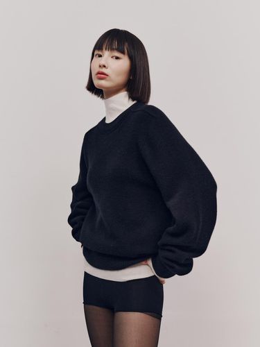 Signature Round Pullover (Black) - Maggie - Modalova