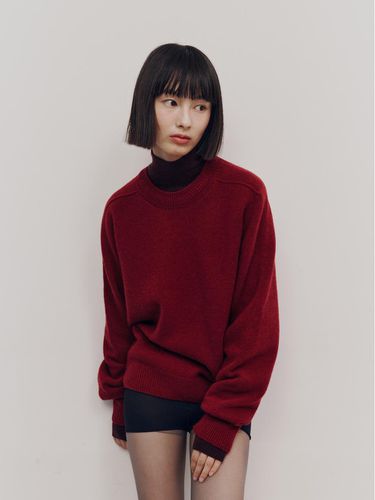 Signature Round Pullover (Wine) - Maggie - Modalova