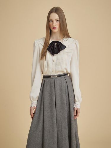 ROUND COLLAR PINTUCK BLOUSE - JOHNNY HATES JAZZ - Modalova