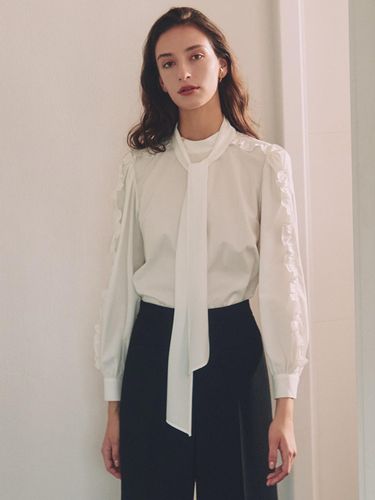 Scarlett / Frill Point Half-Neck Blouse - S BLANC - Modalova