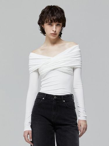 OFF-SHOULDER SHIRRING BLOUSE_WHITE - LADYVOLUME - Modalova