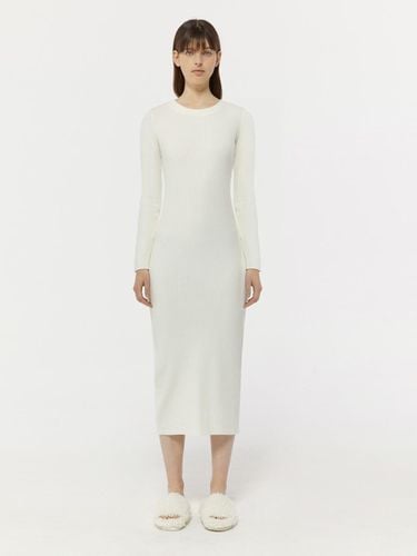 ROUND CUTTING SLIM LONG DRESS_LIGHT BEIGE - LADYVOLUME - Modalova