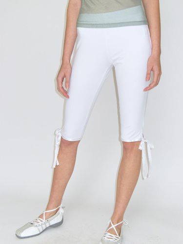 FRILL STRING CAPRI PANTS_WHITE - CRANK - Modalova