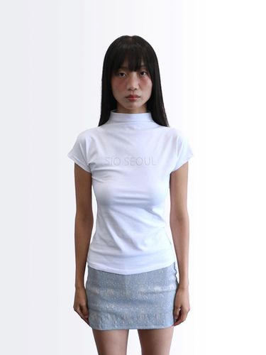 SIO SEOUL MOCK NECK TOP [WHITE] - SIO - Modalova