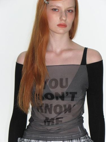 MESH LETTERING OFF SHOULDER TOP_CHARCOAL - CRANK - Modalova