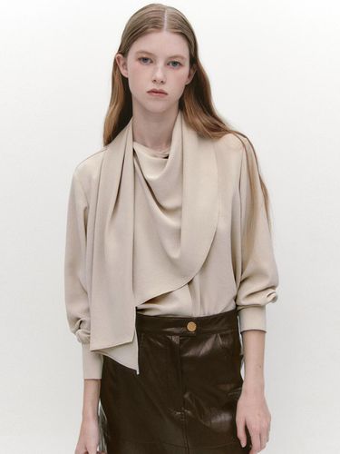 Draped Scarf Blouse BEIGE - GRAYDATION - Modalova