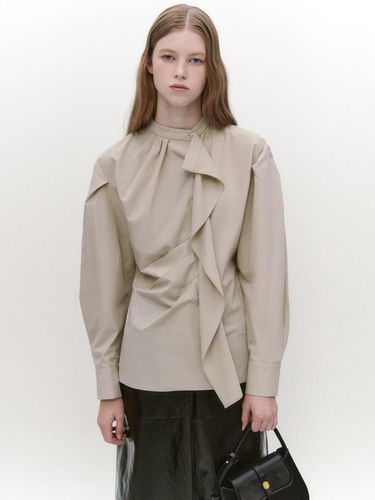 Unbalance Tuck Drape Blouse BEIGE - GRAYDATION - Modalova