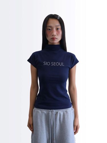 SIO SEOUL MOCK NECK TOP [NAVY] - SIO - Modalova