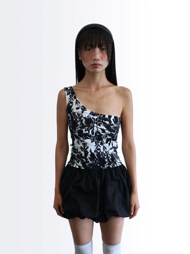 PLEATED SLEEVELESS TOP [BLACK] - SIO - Modalova