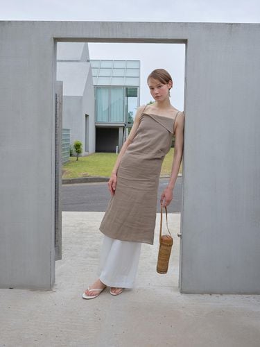 Linen Side Pintuck Dress KHAKI - The Raust - Modalova