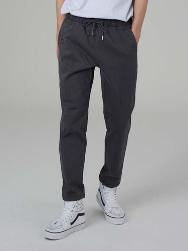 MEN BASIC SLIM FIT PANTS CHARCOAL - MAISON246 - Modalova