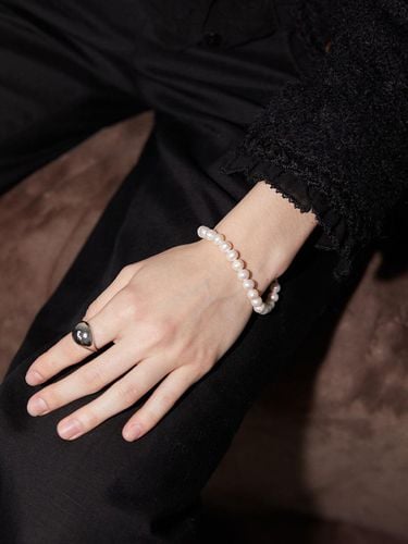 Natural Pearl Bracelet (L243MBC020) - LOVE ME MONSTER - Modalova