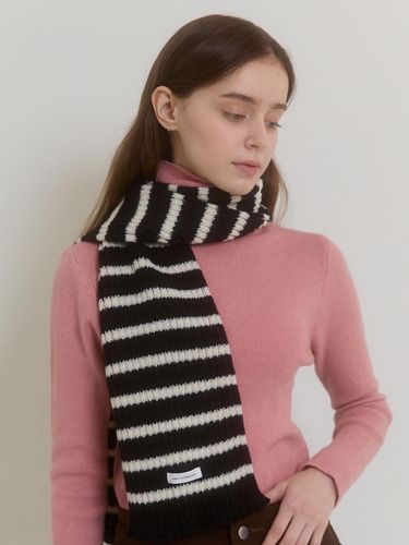 SNUGGY STRIPE MUFFLER_BLACK - PINK PINEAPPLE - Modalova