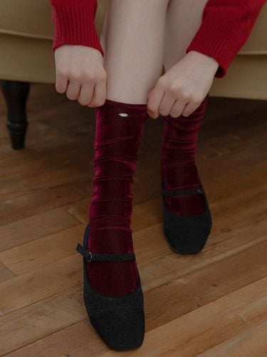 Velvet Middle Socks (Burgandy) - mellotory - Modalova