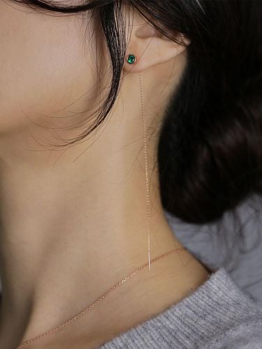 Armis Simple Emerald Crystal Unbalanced Earr - JUDY AND PAUL - Modalova