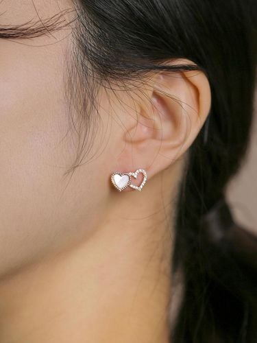 Petite mother-of-pearl double heart post ear - JUDY AND PAUL - Modalova