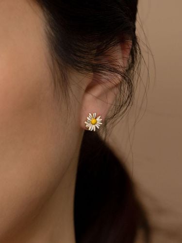 Flea Drop Daisy Yellow Gold Earrings - JUDY AND PAUL - Modalova