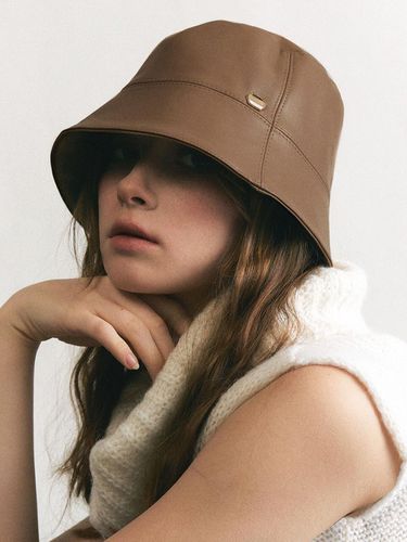 Wide brim leather bucket hat H015_BROWN - ACCLET - Modalova