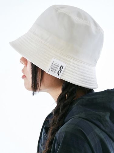 SATIN WHITE BUCKET HAT - SLEEPYSLIP - Modalova