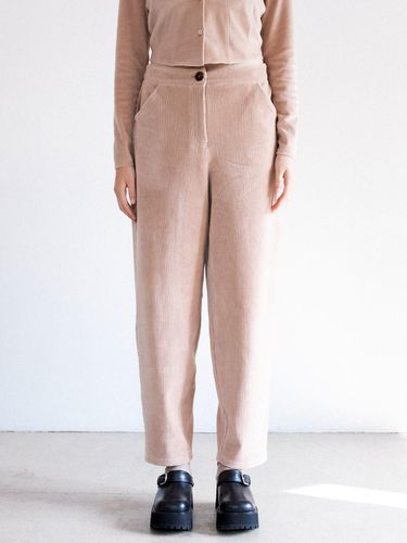 VELOUR TAPERED PANTS_BEIGE - oneninenineone - Modalova