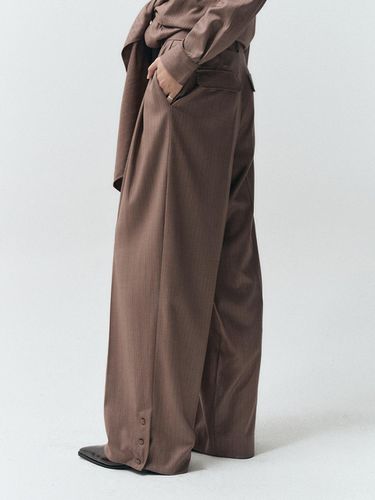 STRIPE TUCK DETAIL WIDE PANTS - MMAK - Modalova