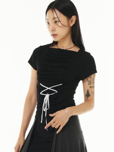 RIBBON SHIRRING TEE (BLACK) - PIECEMAKER - Modalova