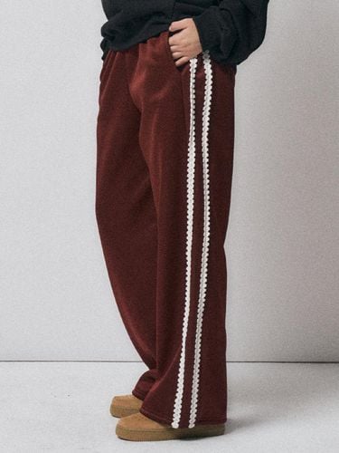 Line pants [burgundy] - MIDNIGHT MOVE - Modalova