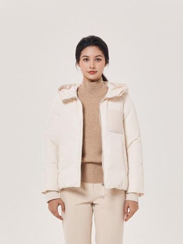 Knit Patch Premium Down Jacket [IVORY] (UFJWJA461T) - UNIT - Modalova