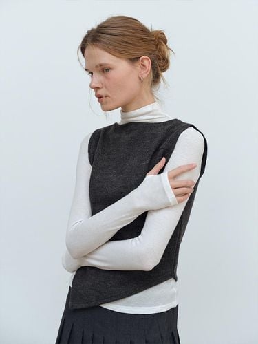 Layered Vest Mock Neck T-shirt [Ivory/Charcoal] - YUSE - Modalova