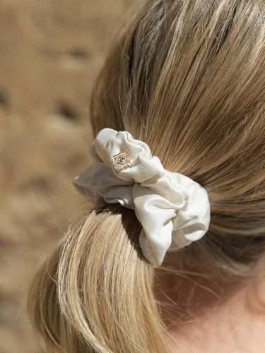 Silk Handcrafted Clover Hair Scrunchie [beige] - FOLNUA - Modalova