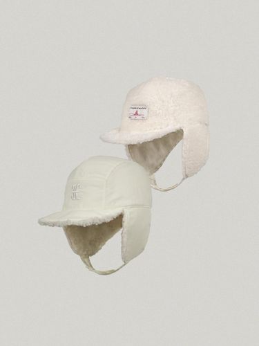 Reversible Nylon Teddy Earflap Cap [WHITE] - FOLNUA - Modalova