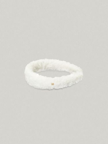 Square Logo Velvet Furry Hairband [IVORY] - FOLNUA - Modalova