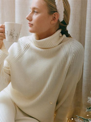 Snug Loose Fit Turtleneck Knit [WHITE] - FOLNUA - Modalova