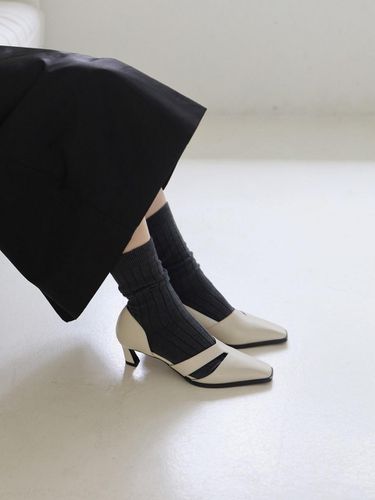 V-cut Side Open Mid Heel Leather Shoes [/Beige] - SUMMER SEOUL - Modalova