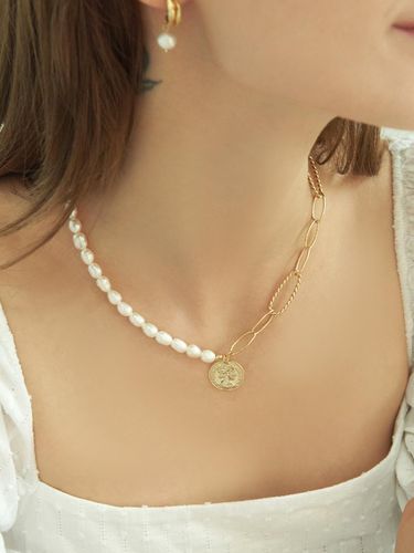 Freshwater Pearl Mixed-Texture Coin Necklace - ENGBROX - Modalova