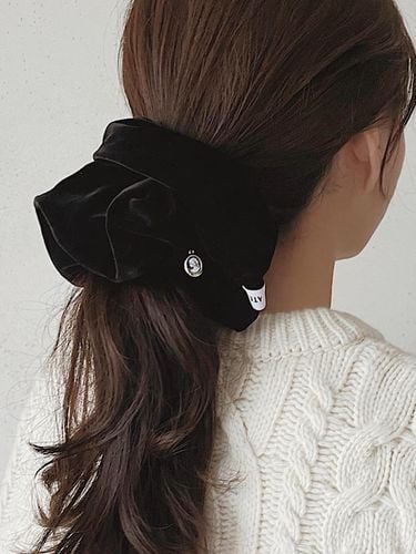 Vintage Velvet Wide Cameo Scrunchie [] - oar - Modalova