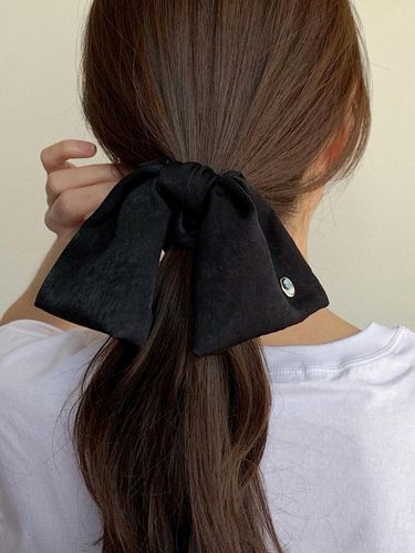 Vintage Satin Ruffle Cameo Scrunchie [ & GREEN] - oar - Modalova