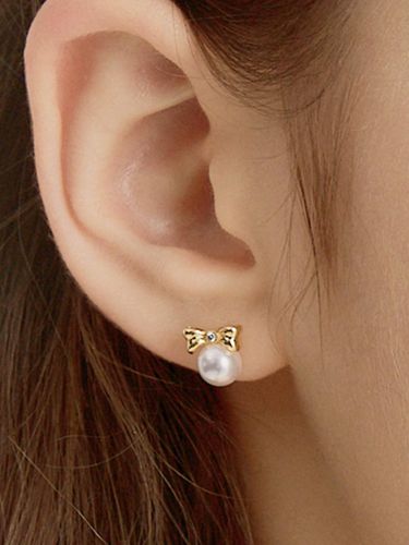 Dainty Ribbon Pearl Freshwater Earring - ENGBROX - Modalova