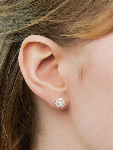 Rosy Pearl Drop Earring - ENGBROX - Modalova