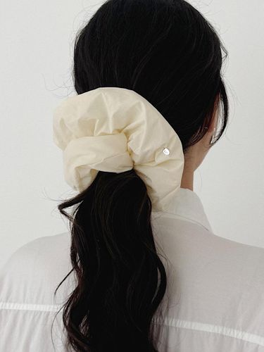 Soft Nylon Volume Scrunchie [Cream] - oar - Modalova