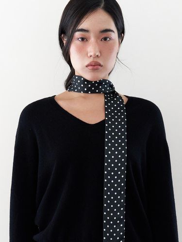 Silky Polka Dot Long Scarf [Black] - geegee - Modalova