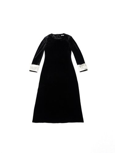 Velvet Round Neck Stretchy Dress [Black] - emilee F - Modalova