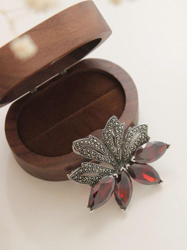 Sterling Silver Garnet Marcasite Flower Brooch (BB0447) - J.Lauren - Modalova