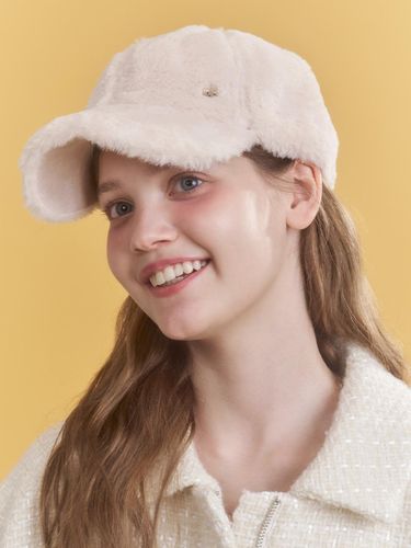 Puffy Fur Heart Ball Cap [2 Colors] - ENGBROX - Modalova