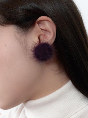 Soft Fluffy Pom-pom Earring [] - geegee - Modalova