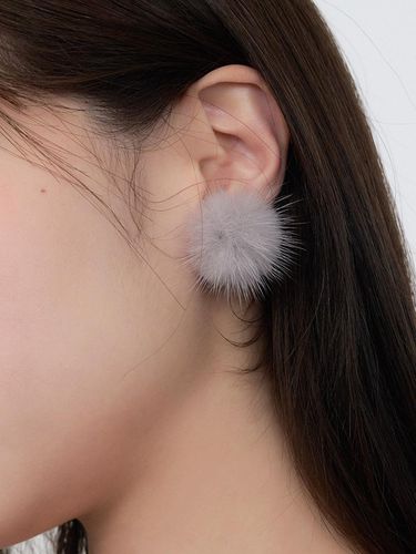 Soft Handcrafted Pom-Pom Earring [] - geegee - Modalova