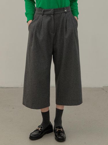 Classic Wool Wide Pin-tuck Bermuda Pants [Charcoal] - NONANDNON - Modalova