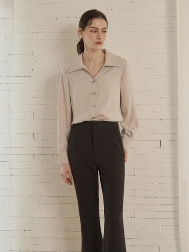 Open Collar Classic Blouse [Beige] - FIVE AVENUE - Modalova