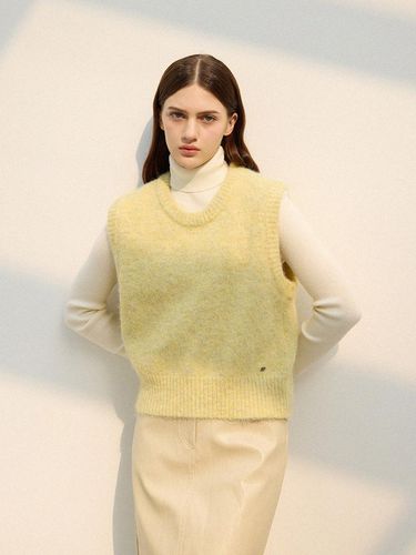 Cloud Plush Knit Sleeveless Vest [YELLOW] - LE STUDIO - Modalova