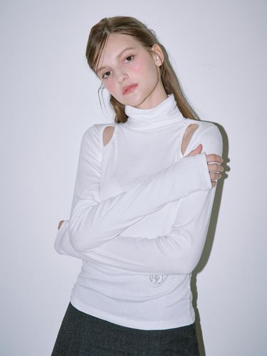 Cut Out Cotton Spandex Turtleneck T-shirt [Beige] - Rosefrantz - Modalova